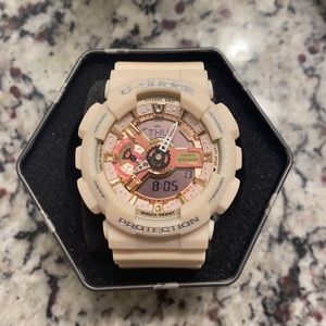 Rose gold/cream white GSHOCK.
